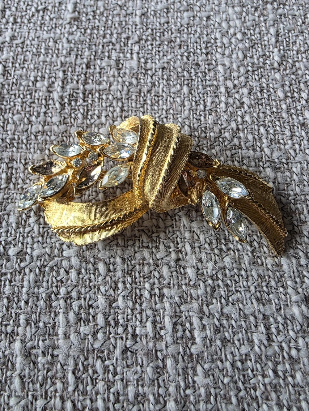 Vintage BSK rhinestone ribbon brooch in Gold-tone